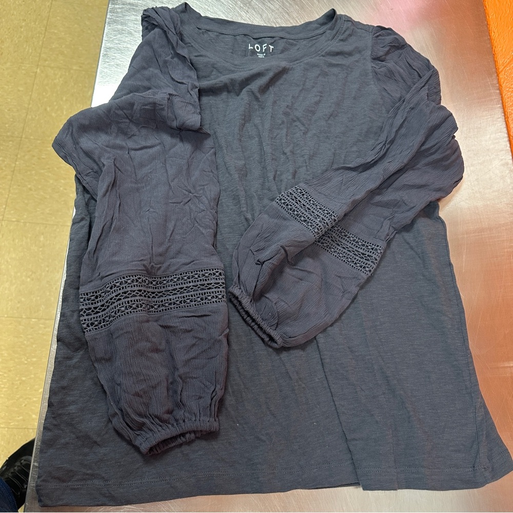 LOFT women's grey top featuring puff sleeves Size XL